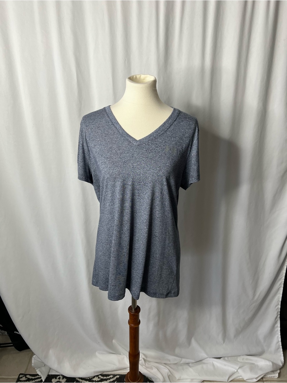 Under Armour Gray V-Neck Tee | HeatGear Loose Fit | Size LG